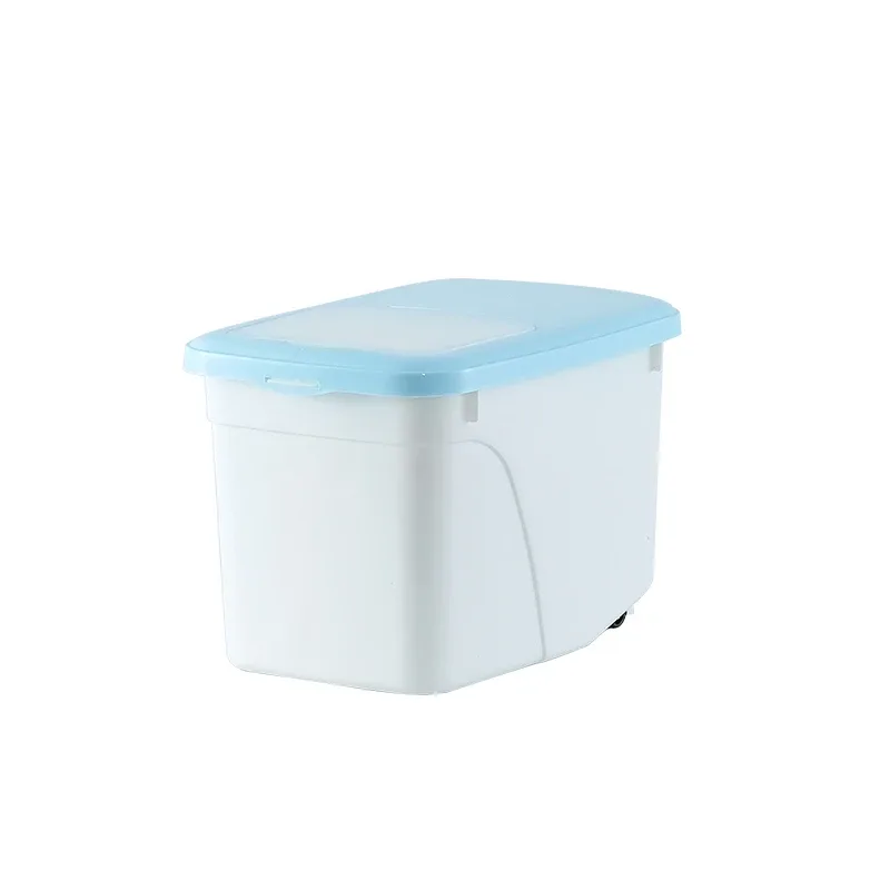 Vue avant oblique d’origine de la boîte de rangement PP translucide 318 avec couvercle bleu pâle sur fond blanc