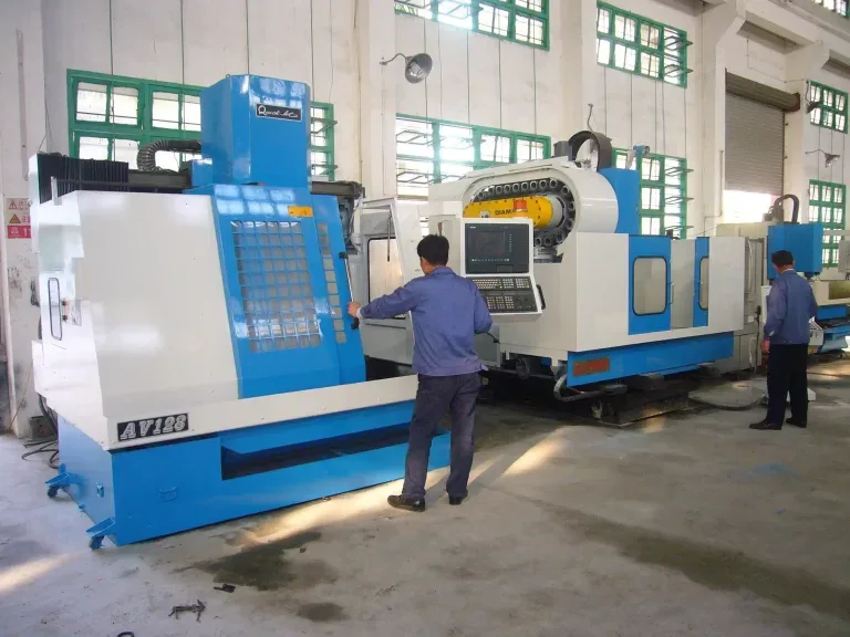 Equipment and operators in the original Wanjiada mold-service photograph