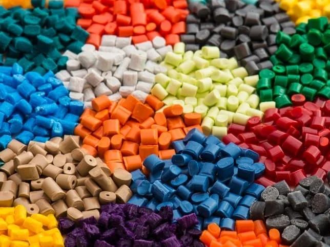 Grânulos coloridos de resina plástica na fotografia da página original